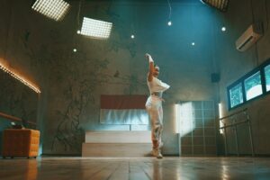 Moverse sin castigarse: el fin del fitness punitivo Persona practicando movimiento consciente en un estudio minimalista con luz natural