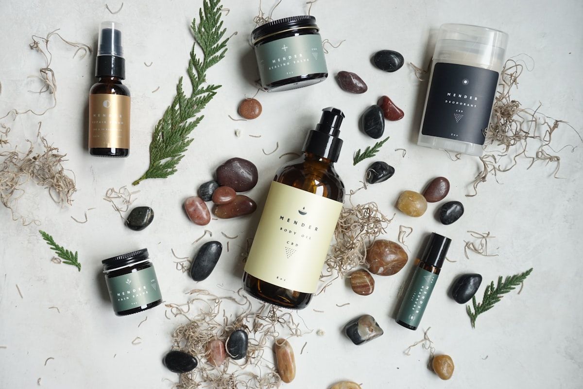 Productos de cuidado de piel sobre superficie natural, estética minimalista