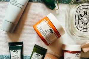 El skincare que respeta tu piel: por qué menos es más en 2026 Productos skincare minimalista: limpiador, hidratante, protector solar sobre fondo blanco