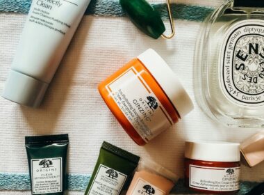 Productos skincare minimalista: limpiador, hidratante, protector solar sobre fondo blanco