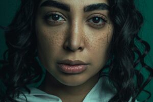 Belleza desde dentro: por qué tu piel refleja tu sistema nervioso Retrato de persona con expresión calma, luz natural suave