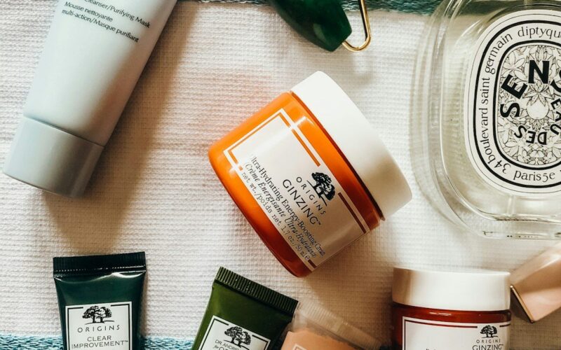 Productos skincare minimalista: limpiador, hidratante, protector solar sobre fondo blanco