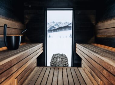 Interior de sauna nórdica con luz cálida natural, ambiente minimalista y textura de madera