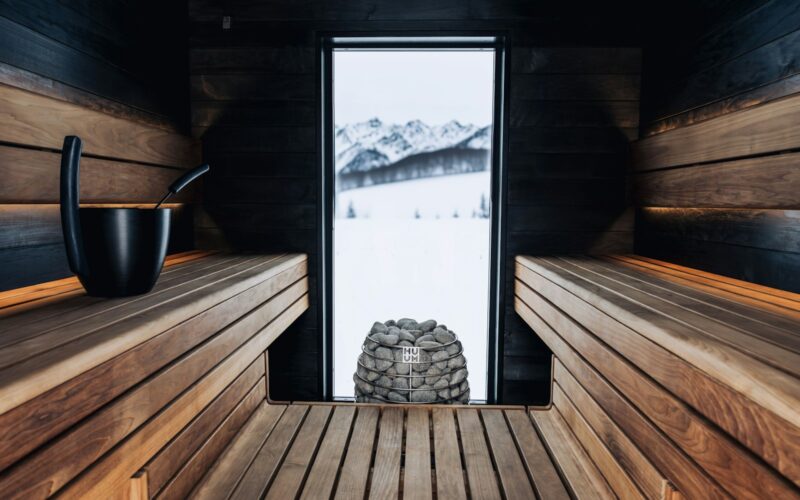 Interior de sauna nórdica con luz cálida natural, ambiente minimalista y textura de madera