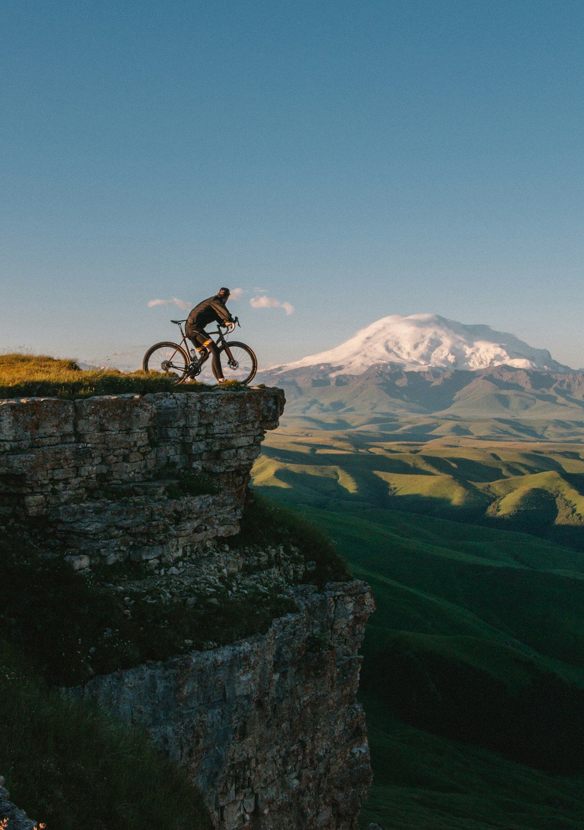 Ciclista entrenando a ritmo sostenible en una carretera curva al aire libre