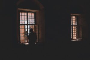 La ansiedad ya no tiene una sola causa: por qué en 2026 se volvió más difícil de nombrar Persona sentada junto a una ventana en actitud reflexiva, luz suave de interior