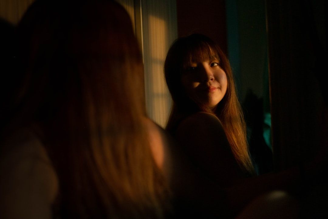 Dos personas frente a frente conversando en luz tenue, cercanía emocional