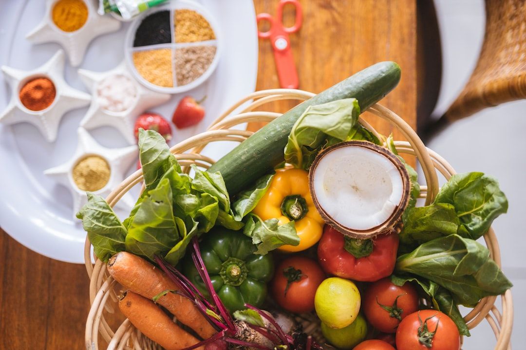 Tabla de cortar con verduras frescas y cuchillo, preparación de comida real