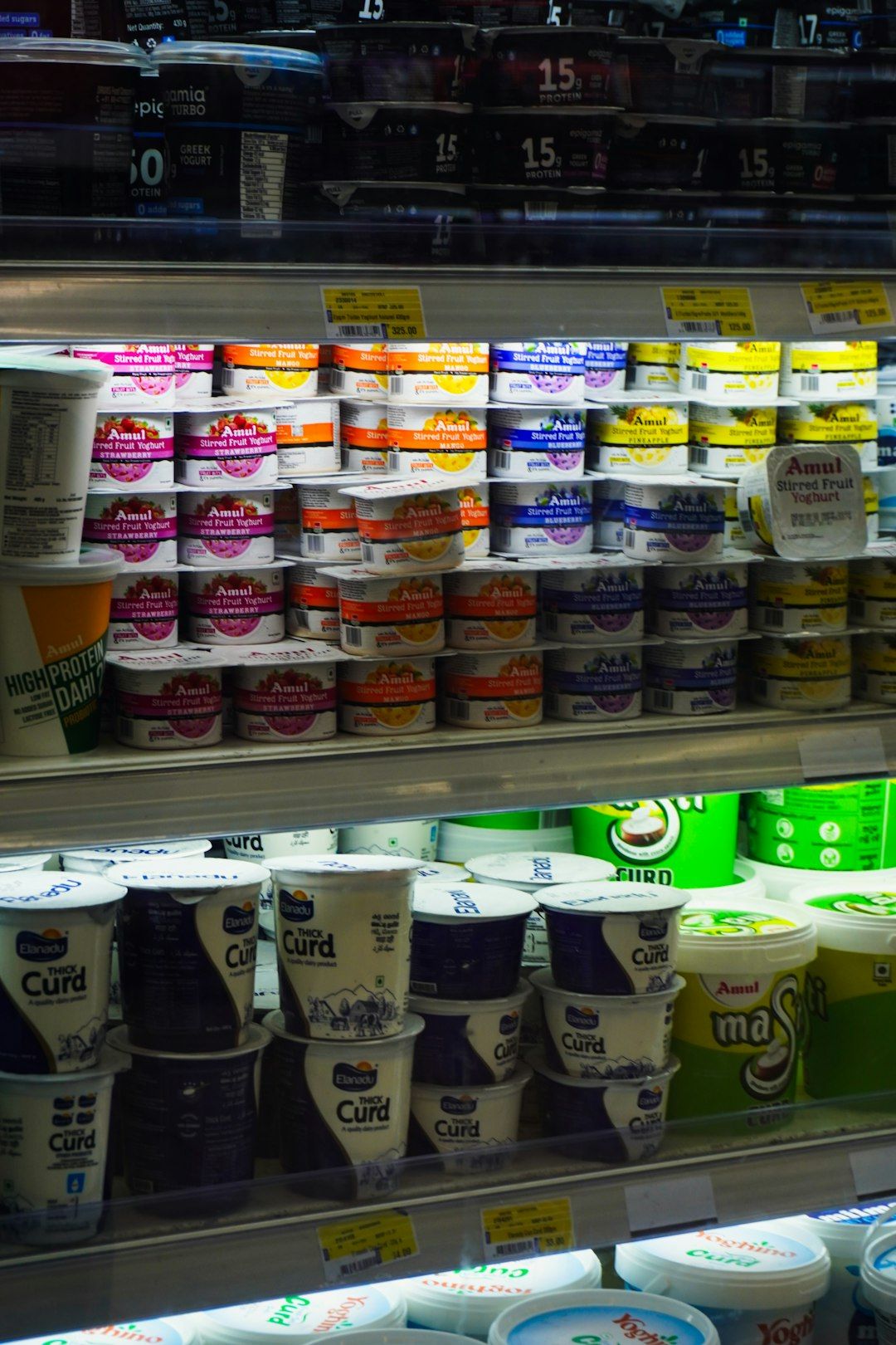 Detalle de productos frescos —yogur, frutas, pollo— ordenados sobre una mesa de cocina