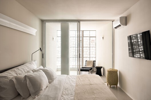 Interior de un apartamento del Edifício Renata en São Paulo, con luz natural filtrada por ventanas de cobogós