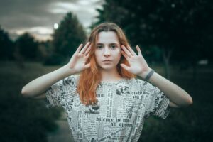 El ovario, no la menopausia: por qué la ciencia de la longevidad femenina cambió de foco Mujer con ojos cerrados en luz cálida de atardecer, ambiente contemplativo