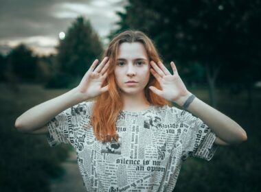 Mujer con ojos cerrados en luz cálida de atardecer, ambiente contemplativo