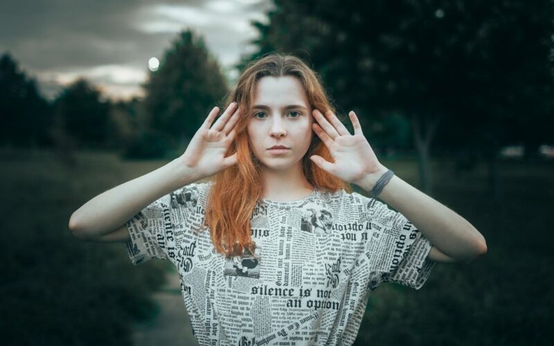 Mujer con ojos cerrados en luz cálida de atardecer, ambiente contemplativo