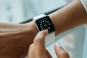 El "recovery score" de tu reloj: qué tan útil es vigilar tu recuperación diaria Persona revisando un reloj inteligente en la muñeca durante la mañana, luz natural suave