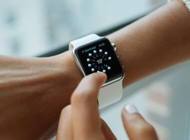 Persona revisando un reloj inteligente en la muñeca durante la mañana, luz natural suave