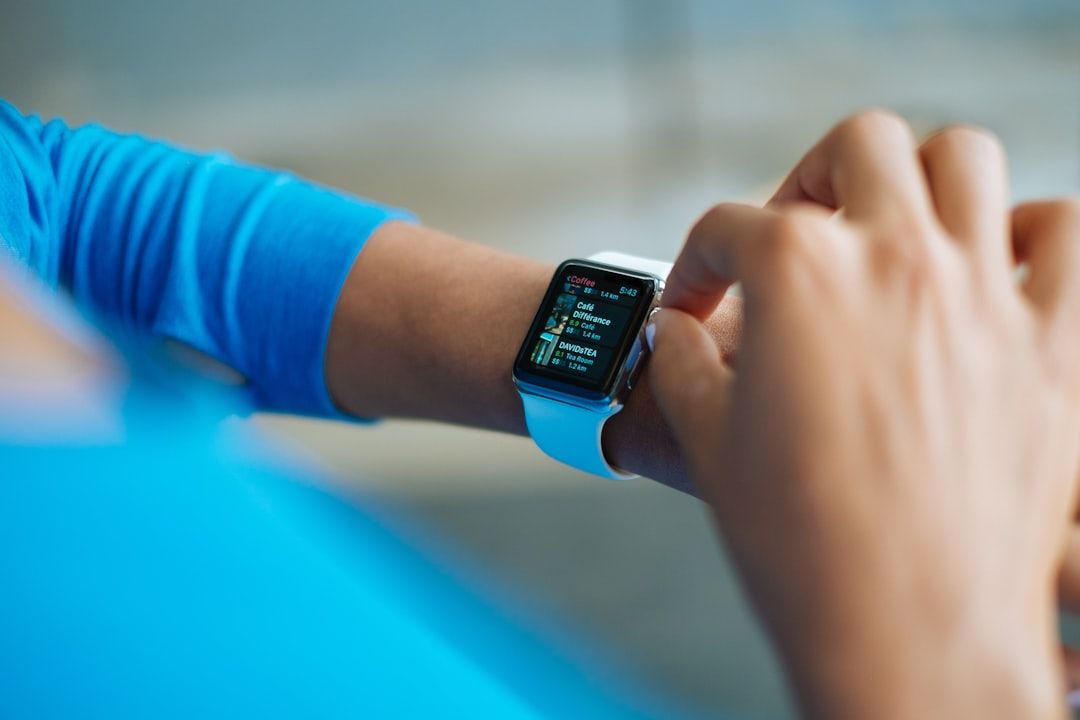 Primer plano de un wearable de salud mostrando datos de sueño y recuperación en pantalla