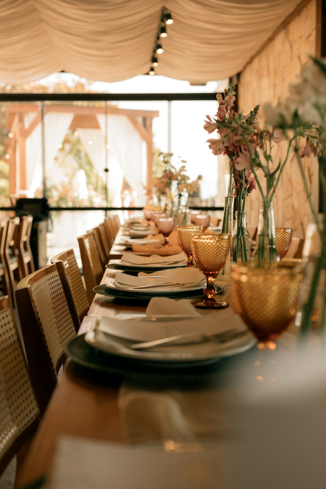 Manos sirviendo comida en una mesa comunitaria, ambiente cálido y cercano