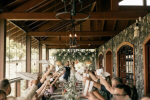 Supper clubs: cenar con desconocidos es la nueva forma de hacer comunidad Mesa larga servida con velas y platos compartidos, personas conversando en una cena íntima