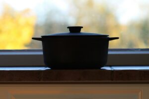 La comida que consuela: por qué 2026 volvió a cocinar lo de siempre Plato de comida casera reconfortante servido en una mesa de cocina con luz cálida, tendencia comfort food 2026.