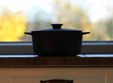 Plato de comida casera reconfortante servido en una mesa de cocina con luz cálida, tendencia comfort food 2026.