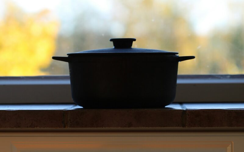 Plato de comida casera reconfortante servido en una mesa de cocina con luz cálida, tendencia comfort food 2026.
