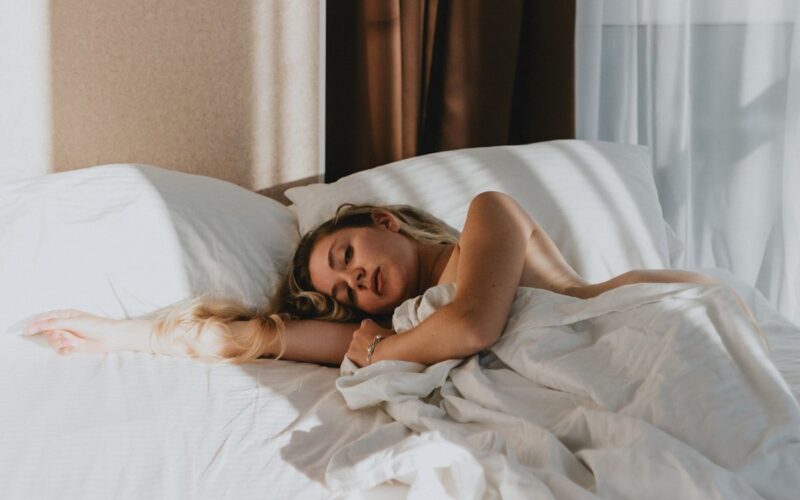 Mujer durmiendo tranquila cubierta con manta azul