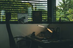 Salud mental en 2026: el giro de corregir el burnout a prevenirlo Persona en un momento de pausa consciente en su espacio de trabajo, prevención del burnout 2026.
