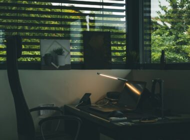 Persona en un momento de pausa consciente en su espacio de trabajo, prevención del burnout 2026.