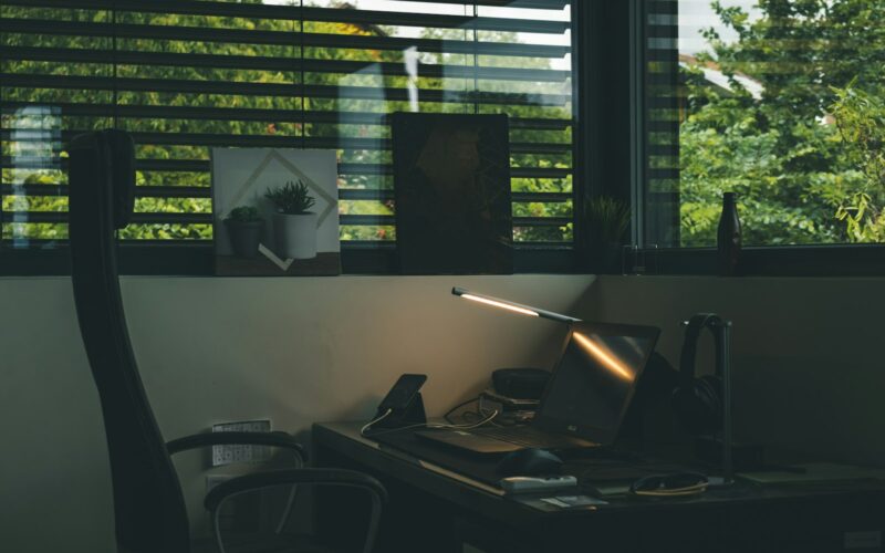 Persona en un momento de pausa consciente en su espacio de trabajo, prevención del burnout 2026.