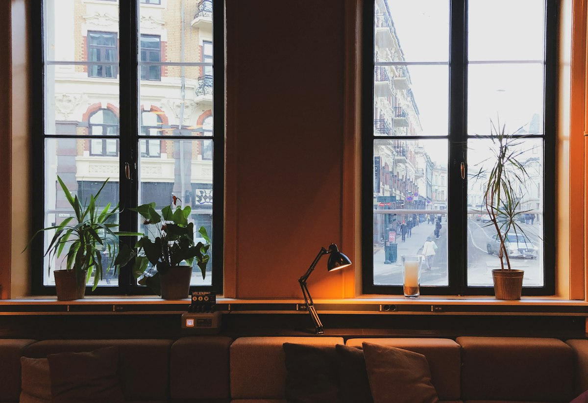 Espacio de trabajo tranquilo con luz natural, ambiente de calma y prevención del agotamiento laboral.