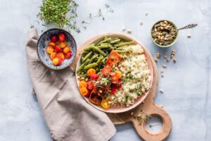 Proteína ya no alcanza: la nueva ola nutricional combina proteína, fibra y función Bowl de ensalada con vegetales variados, alimentación funcional