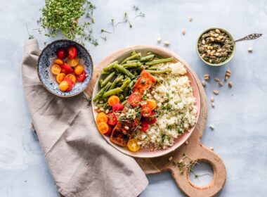 Bowl de ensalada con vegetales variados, alimentación funcional