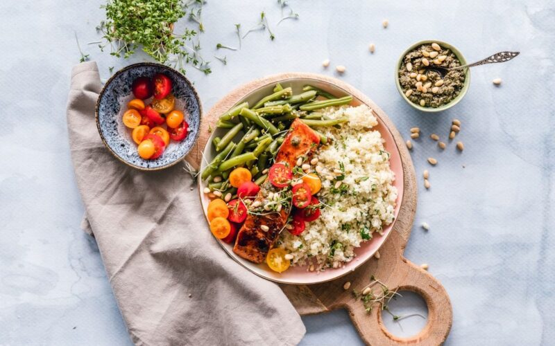 Bowl de ensalada con vegetales variados, alimentación funcional