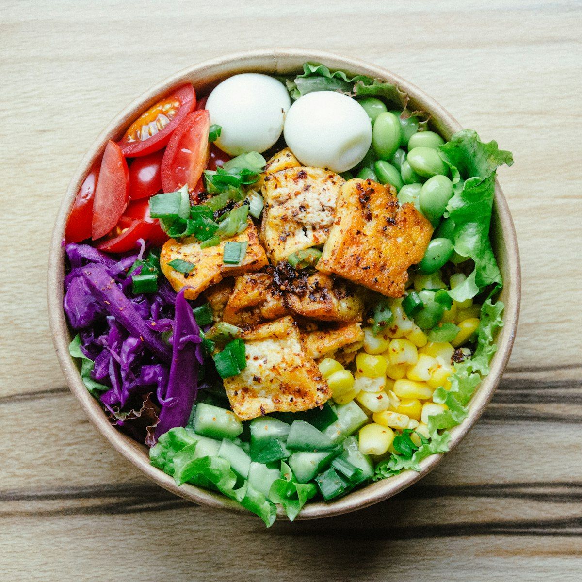 Bowl azul con vegetales frescos y cuchara de madera