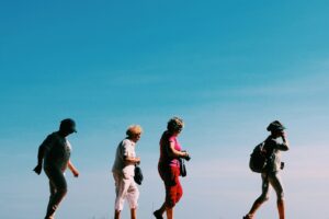 La crisis del tercer lugar: por qué cuesta tanto hacer amigos después de los 30 Grupo de personas reunidas al aire libre, ejemplo de tercer lugar comunitario en 2026.