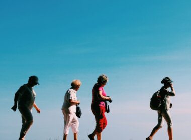 Grupo de personas reunidas al aire libre, ejemplo de tercer lugar comunitario en 2026.