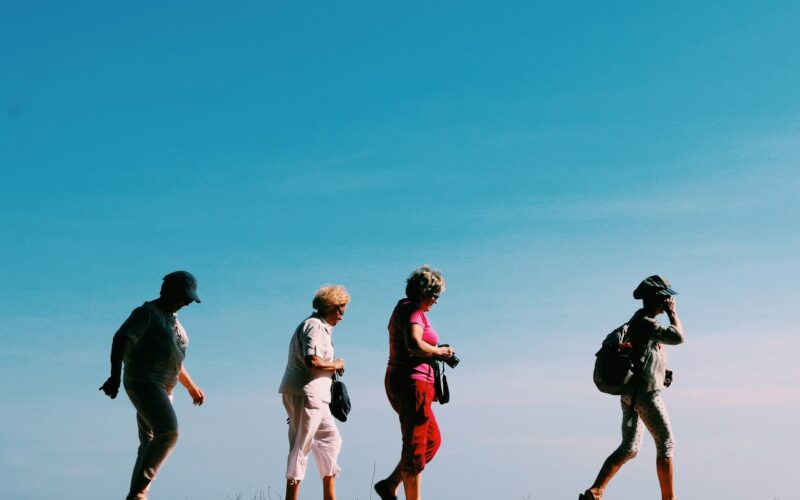 Grupo de personas reunidas al aire libre, ejemplo de tercer lugar comunitario en 2026.